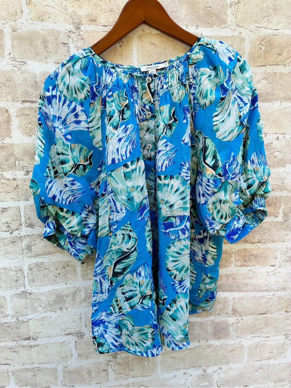 Chicos size 2.5 US 14 puff sleeve Blue shell print Tropical button fro t blouse - Picture 2 of 7